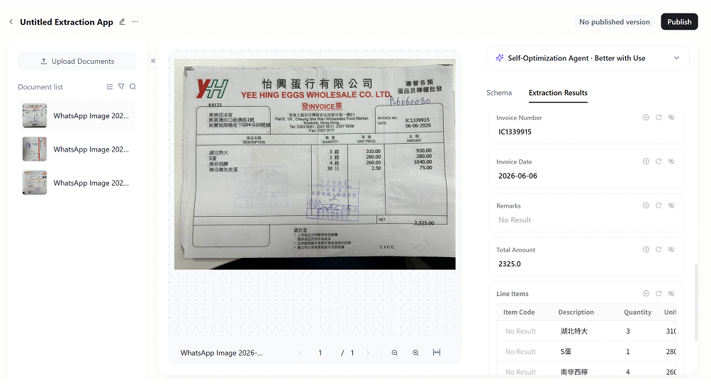 這張圖片為該 AI 文件數據提取軟體（Untitled Extraction App）的另一張操作截圖，畫面將右側結果面板向下捲動。  中央區域： 同樣顯示「怡興蛋行有限公司」的發票掃描文件。  右側面板： 顯示更多擷取欄位，包含發票號碼（「IC1339915」）、發票日期（「2026-06-06」）、總金額（「2325.0」），以及下方明細列表（Line Items），展示品項描述（如「湖北特大」）、數量與單價等資料。
